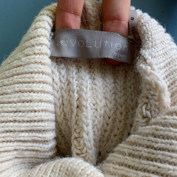 WHITE TURTLENECK SWEATER - Picture 3 of 8